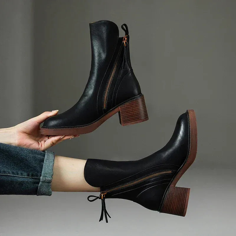 Bota Feminina em Couro Italiano com Zíper Salto Grosso Palerma