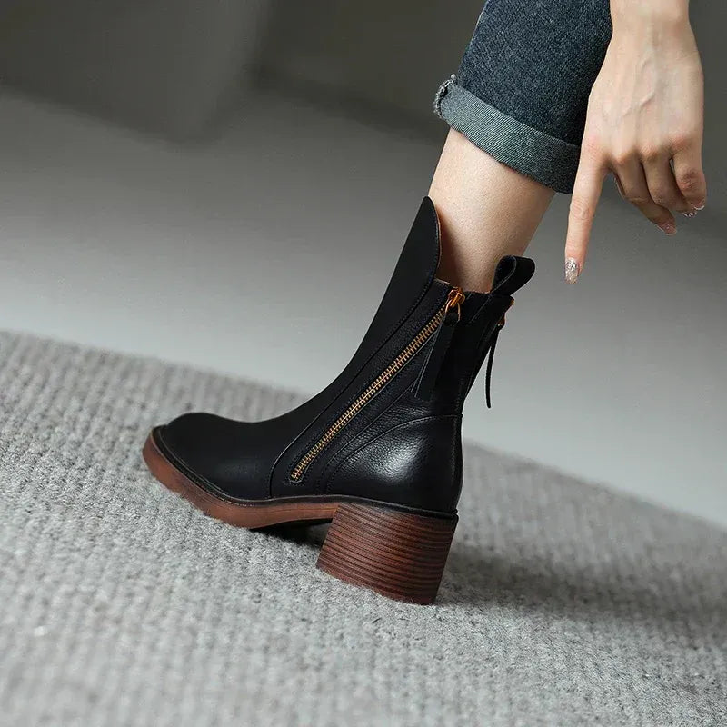 Bota Feminina em Couro Italiano com Zíper Salto Grosso Palerma